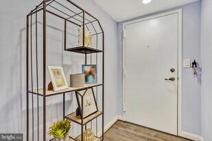 7621 Provincial Dr in McLean, VA - Building Photo