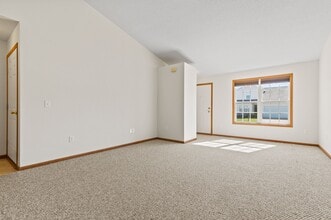 Woodland Creek Townhomes - Saginaw, MI in Saginaw, MI - Building Photo - Building Photo