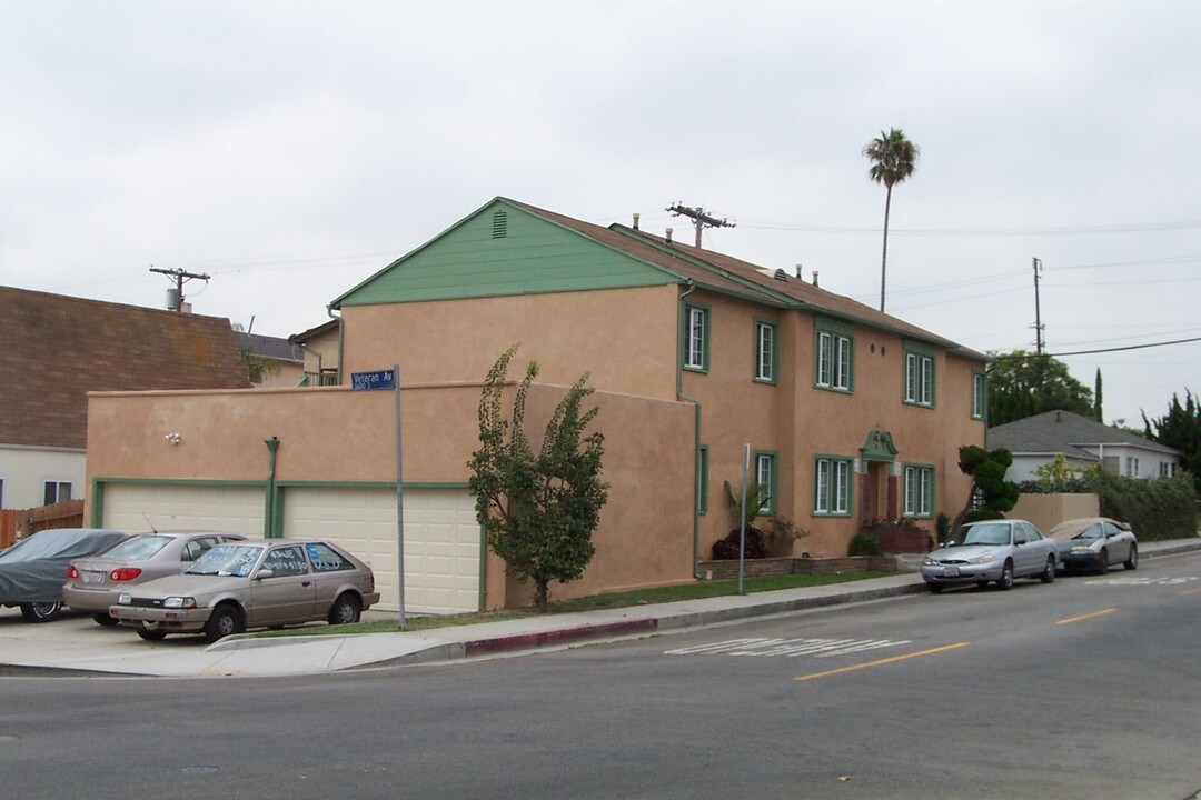 10930 Charnock Rd in Palms, CA - Building Photo