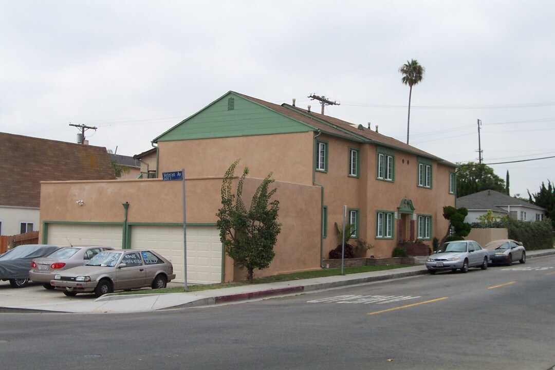 10930 Charnock Rd in Palms, CA - Foto de edificio