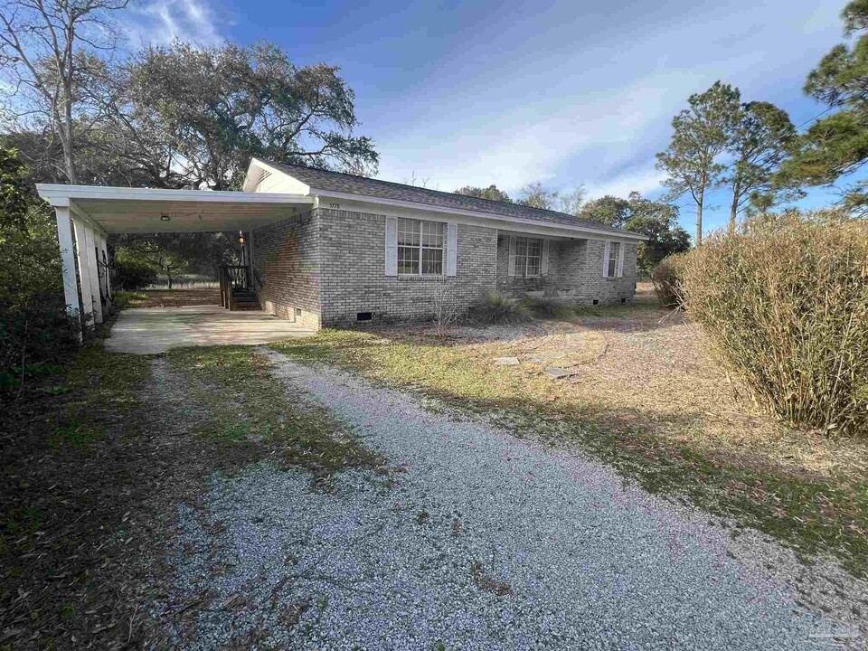 5778 Trout Bayou Cir in Milton, FL - Foto de edificio