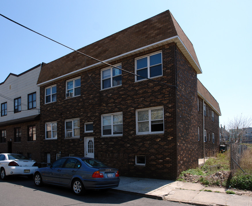 172 W 21st St in Bayonne, NJ - Building Photo