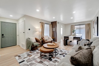 1676 W Orangewood Ave in Anaheim, CA - Building Photo - Building Photo