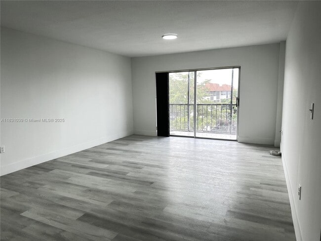 property at 4174 Inverrary Dr