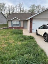 184 Lyle Curtis Cir in Waynesville, MO - Building Photo