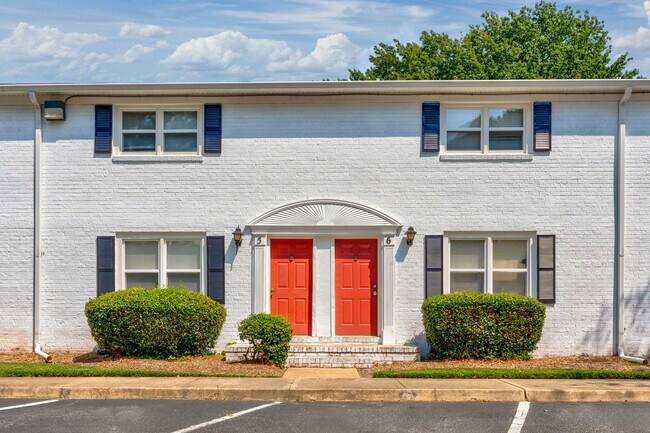 Colony Apartments in Newport News, VA - Building Photo - Building Photo