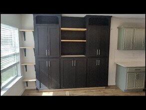 1350 N Parker St in Haskell, AR - Foto de edificio - Building Photo