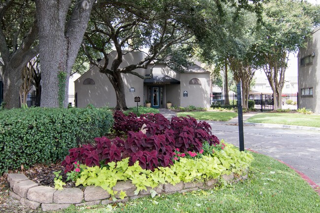 Woodchase Apartments in Houston, TX - Foto de edificio - Building Photo