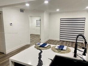 300 Palm Cir W, Unit 307 in Pembroke Pines, FL - Building Photo - Building Photo