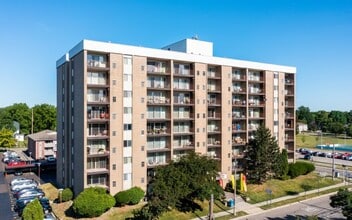 Ferris Park Towers in Lansing, MI - Foto de edificio - Building Photo