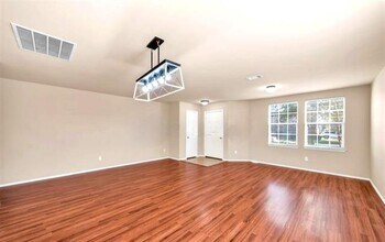 13031 Michelle Dr in Frisco, TX - Foto de edificio - Building Photo