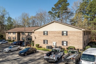 Williamsburg Green in Fayetteville, NC - Building Photo - Building Photo