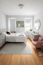 107 Christopher St, Unit 18 in New York, NY - Foto de edificio - Building Photo