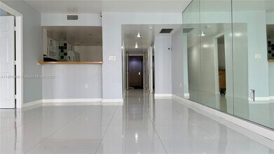 555 NE 15th St in Miami, FL - Building Photo - Building Photo