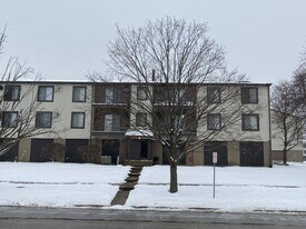 404 E Bailey Rd in Naperville, IL - Building Photo