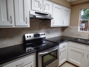 10138 Beekman Pl Dr in Houston, TX - Building Photo - Building Photo