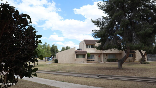 2233 W Farmdale Ave in Mesa, AZ - Building Photo - Building Photo