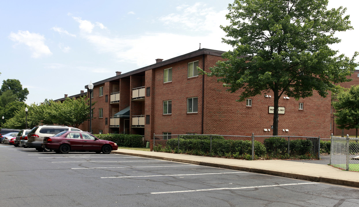 Oakview Gardens Apartments in Falls Church, VA - Building Photo