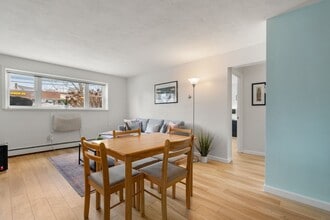 31 Warren St in Waltham, MA - Foto de edificio - Building Photo
