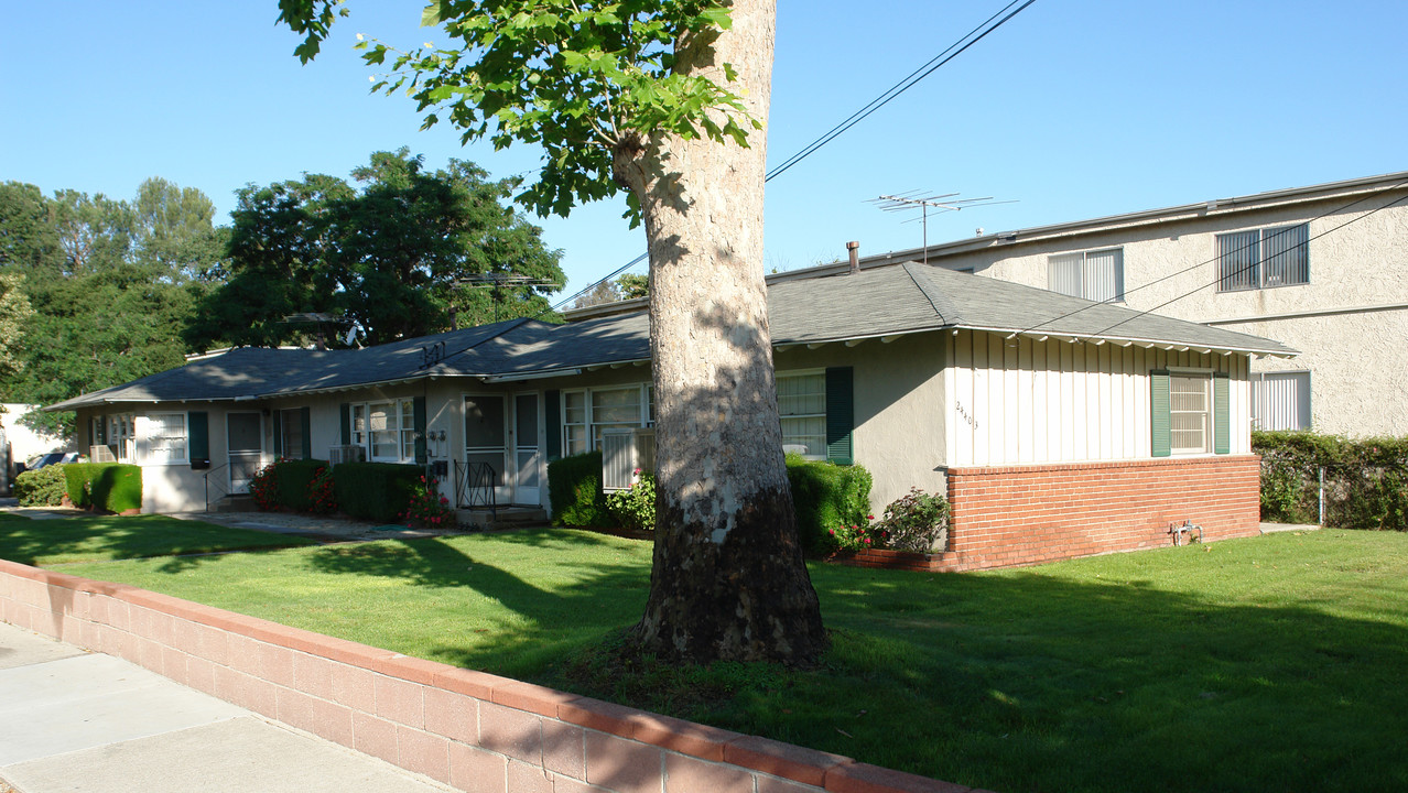 24403 Newhall Ave in Newhall, CA - Foto de edificio