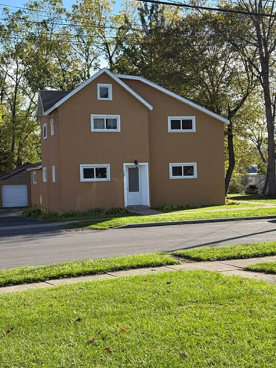 10 Frazee St, Unit 1 in Auburn, NY - Building Photo