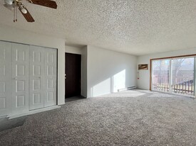 2333 S 17th St, Unit 12 in Grand Forks, ND - Building Photo