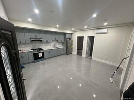 61-14 Cloverdale Blvd in Queens, NY - Building Photo