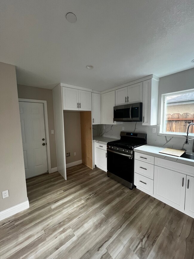 436 E Center St in Manteca, CA - Building Photo - Building Photo