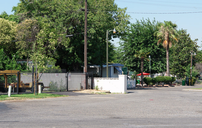 Three Palms Mobile Home & RV Park of Fresno in Fresno, CA - Foto de edificio - Building Photo