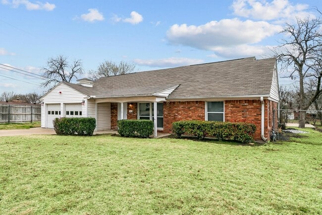 Charming 5BR Fort Worth home with big backyard & patio in Fort Worth, TX - Building Photo - Building Photo
