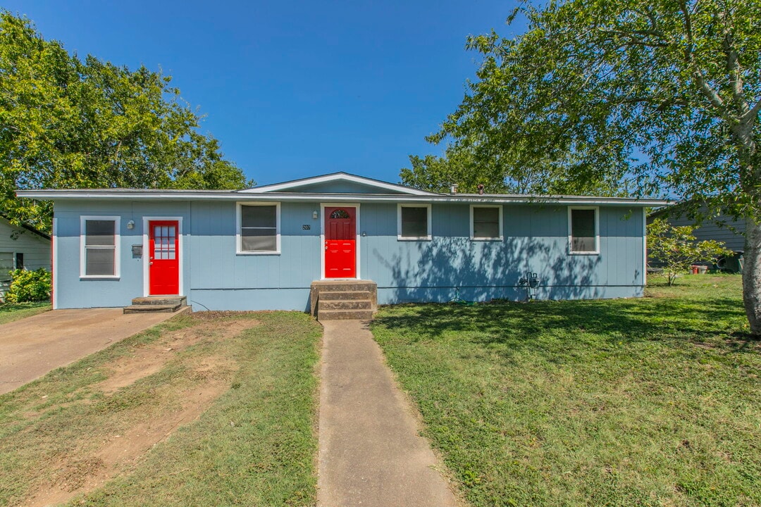 207 N Avenue U in Clifton, TX - Building Photo