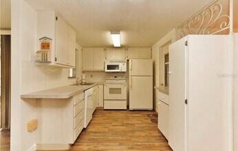 7936 Mimosa Dr in Port Richey, FL - Building Photo - Building Photo