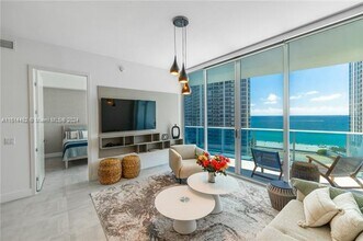17550 Collins Ave in Sunny Isles Beach, FL - Foto de edificio - Building Photo