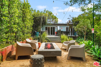 8011 Fareholm Dr in Los Angeles, CA - Building Photo - Building Photo