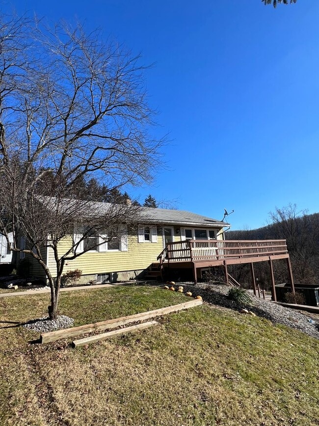 505 Royal Manor Rd in Easton, PA - Building Photo - Building Photo