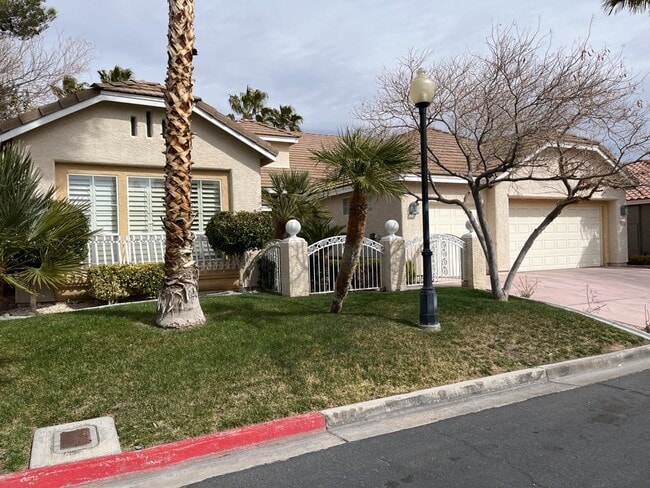 8012 Gothic Ave in Las Vegas, NV - Building Photo - Building Photo