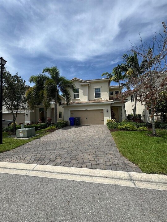 4255 Large Leaf Ln in Hollywood, FL - Building Photo