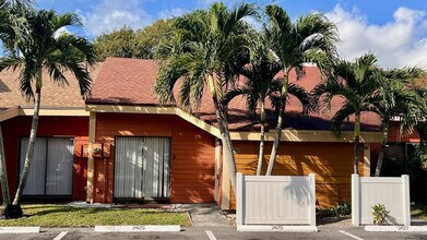 2425 NW 55th Terrace in Lauderhill, FL - Foto de edificio - Building Photo