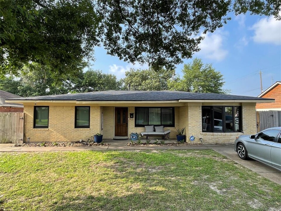 4821 Viking Dr in Houston, TX - Building Photo