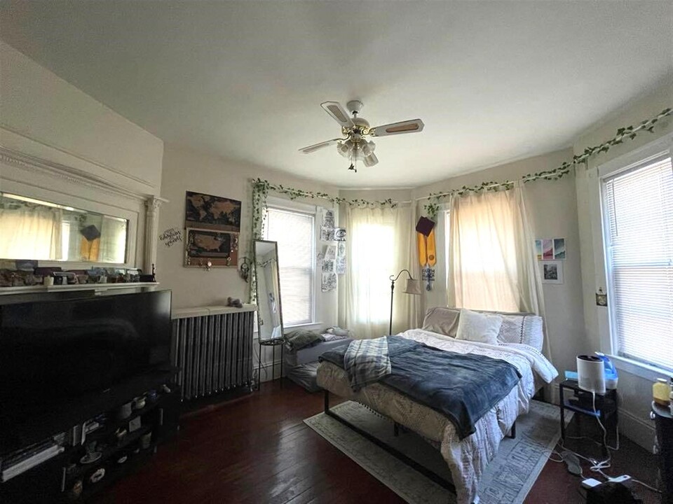 158 River St, Unit 1 in Cambridge, MA - Building Photo