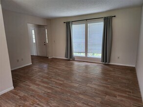 10607 Horseshoe Bend Dr in Houston, TX - Building Photo - Building Photo