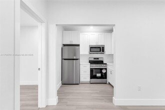 1011 SW 9th St, Unit 2 in Miami, FL - Foto de edificio - Building Photo