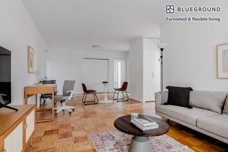 230 W 55th St in New York, NY - Building Photo - Building Photo