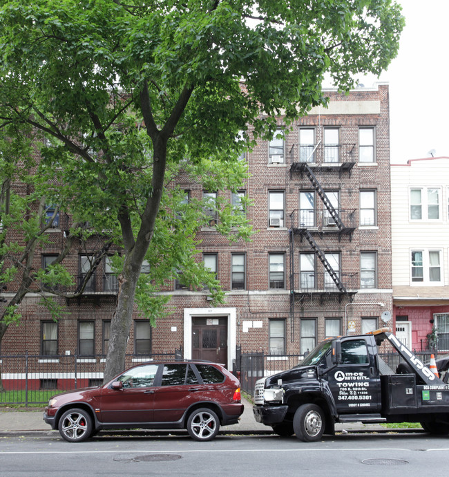 369 Linden Blvd in Brooklyn, NY - Foto de edificio - Building Photo