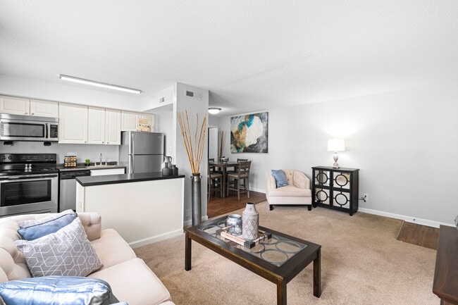 Royal Park - Students save up to 10%! in Carrboro, NC - Foto de edificio - Building Photo