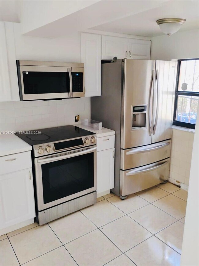 1590 NE 161st St in North Miami Beach, FL - Building Photo - Building Photo