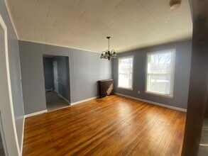 28 Newbury St, Unit 28NewburyStUnit2 in Auburn, ME - Building Photo - Building Photo