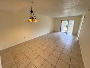4989 Puritan Cir in Tampa, FL - Building Photo - Building Photo