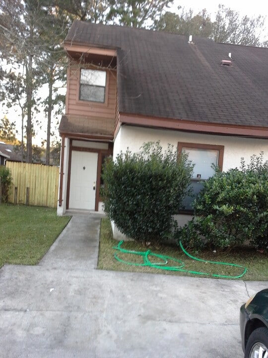 7648 Jana Ln S in Jacksonville, FL - Building Photo