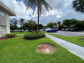 6800 Nova Dr in Davie, FL - Building Photo - Building Photo